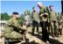 Premijerka Kosor prošetala i pozirala u vojničkoj uniformi