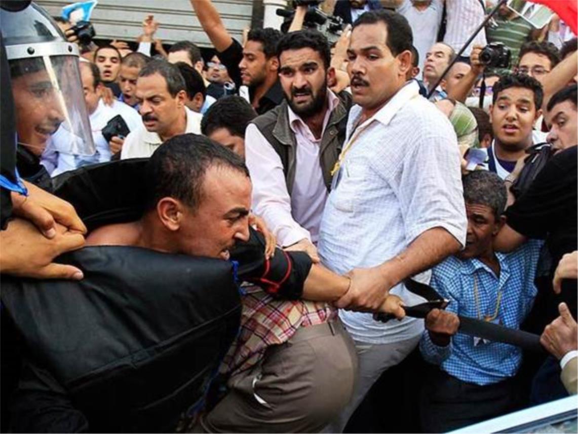 egipat_prosvjed_policajac.jpg