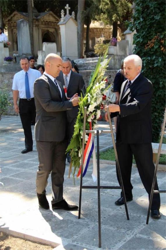 Položeni vijenci kod Spomen-križa na Boninovu 0