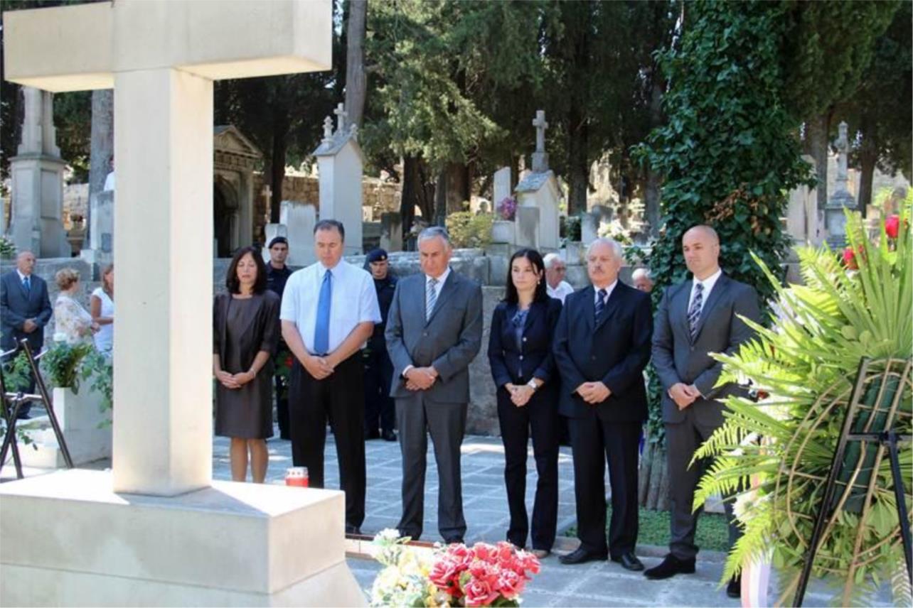 Položeni vijenci kod Spomen-križa na Boninovu 0