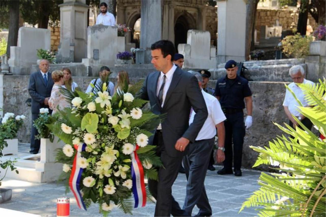Položeni vijenci kod Spomen-križa na Boninovu 0