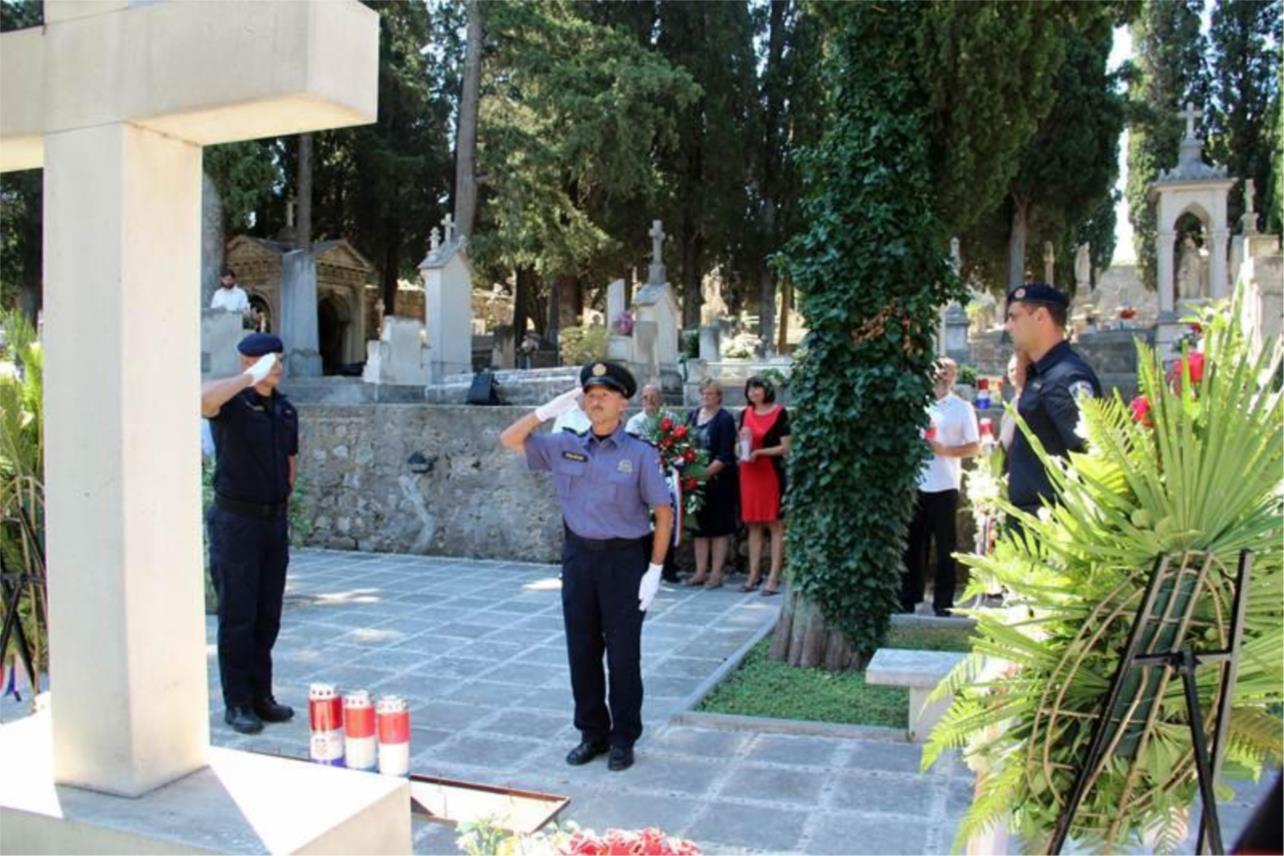 Položeni vijenci kod Spomen-križa na Boninovu 0