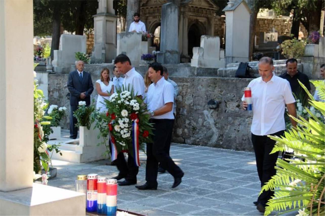 Položeni vijenci kod Spomen-križa na Boninovu 0