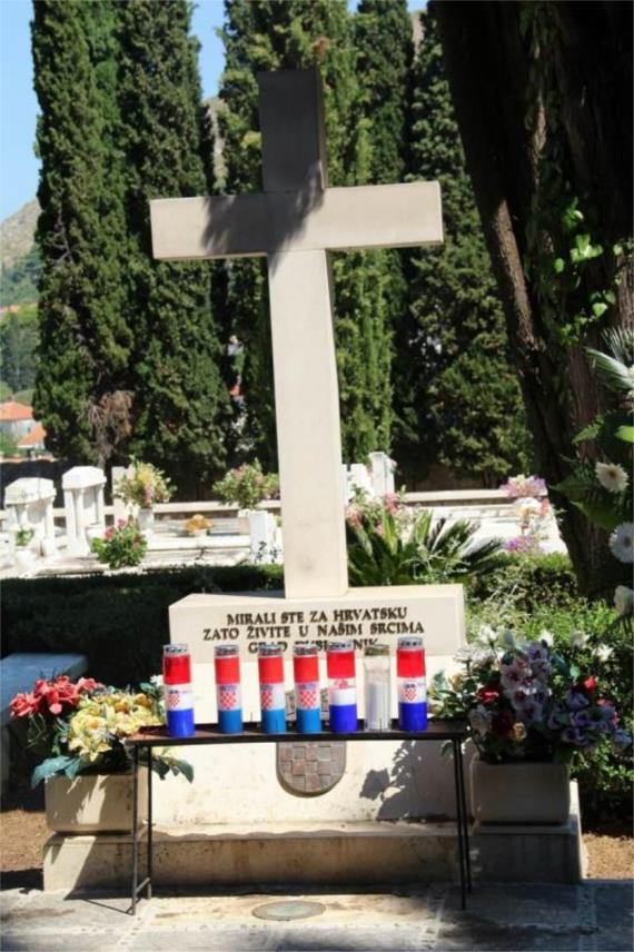 Položeni vijenci kod Spomen-križa na Boninovu 0