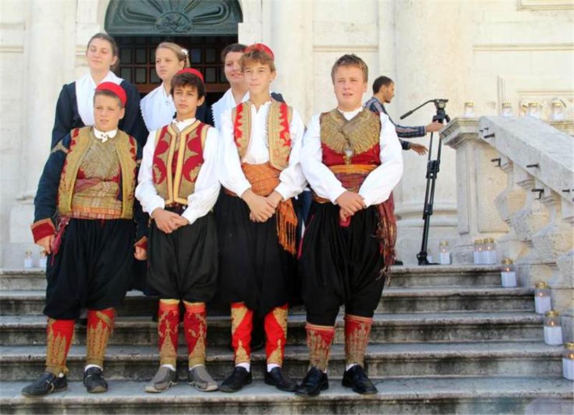 Crkva sv. Vlaha_ osnovnoskolci 0