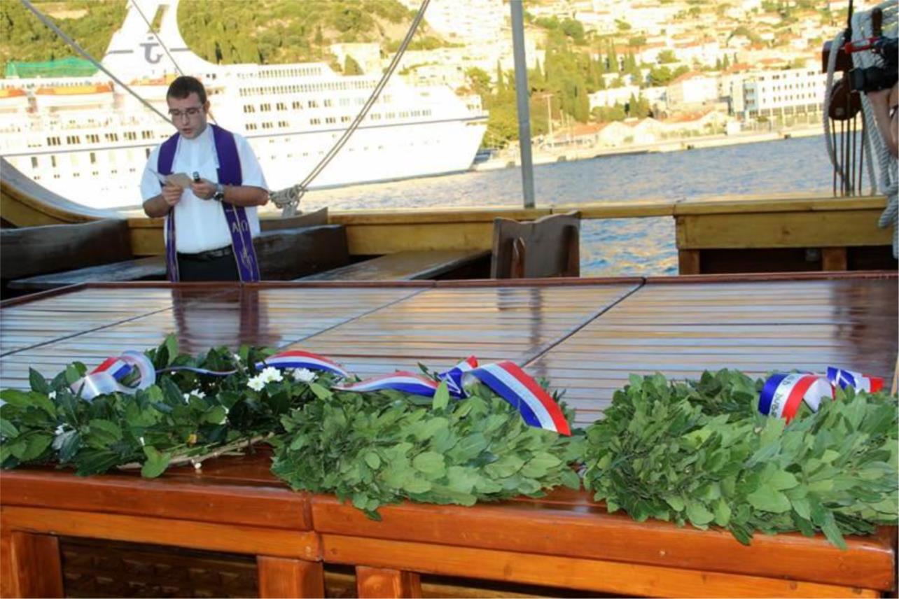 Spuštanje vijenaca u more za poginule na moru 0