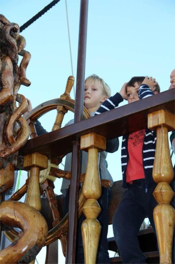 Spuštanje vijenaca u more za poginule na moru 0
