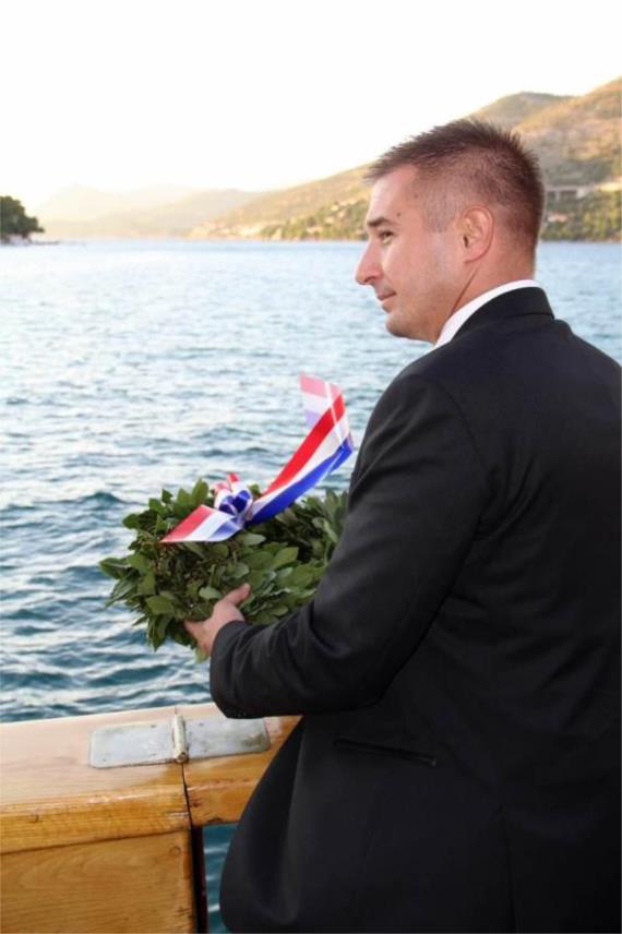Spuštanje vijenaca u more za poginule na moru 0
