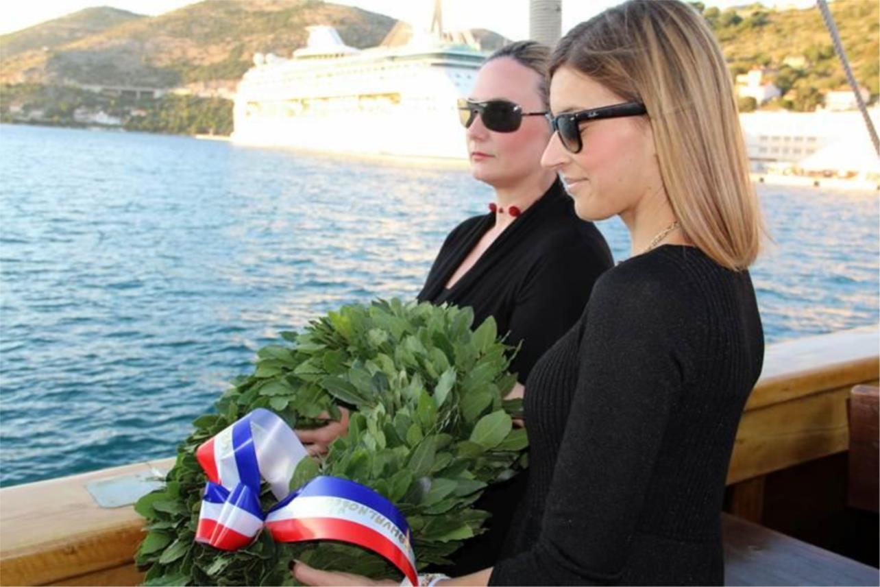 Spuštanje vijenaca u more za poginule na moru 0