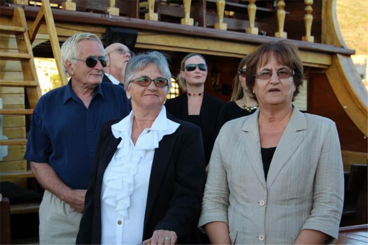 Spuštanje vijenaca u more za poginule na moru 0