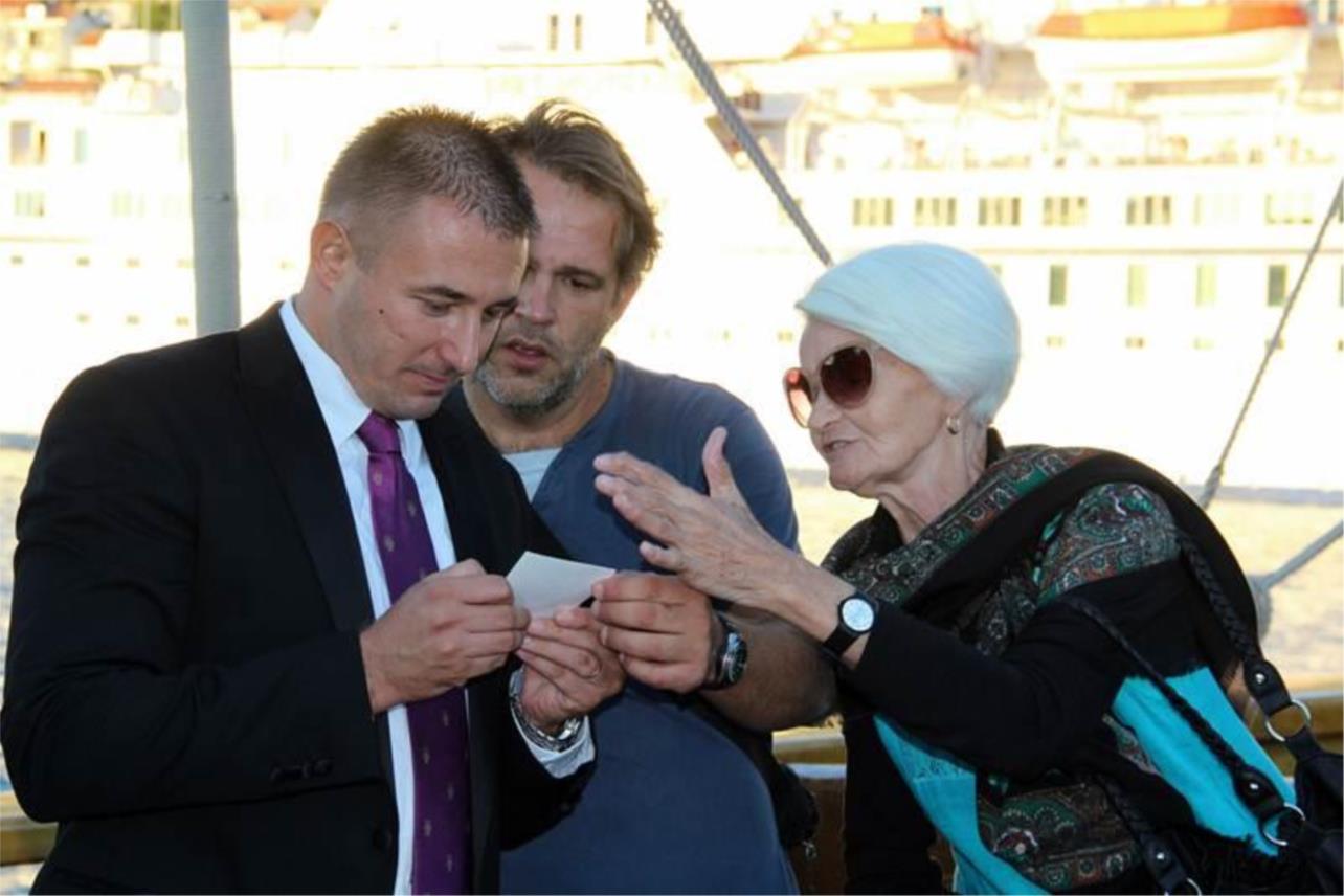 Spuštanje vijenaca u more za poginule na moru 0