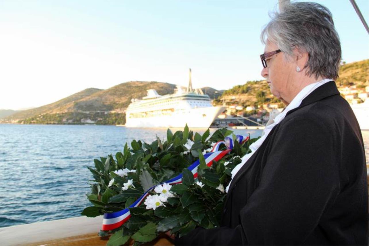 Spušteni vijenci u more s broda Tirena za poginule na moru