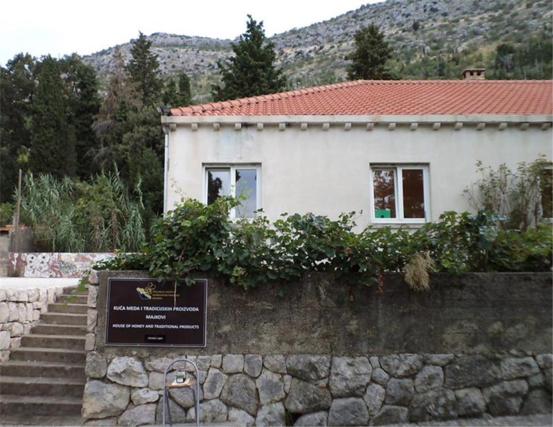 Kuća meda Majkovi 0