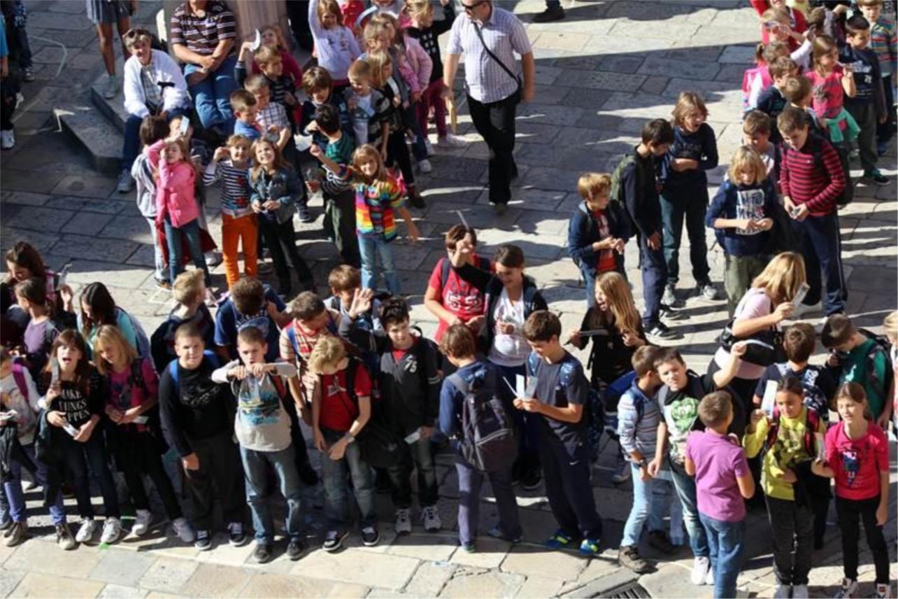Milenijska fotografija 'Čitaj mi' 0