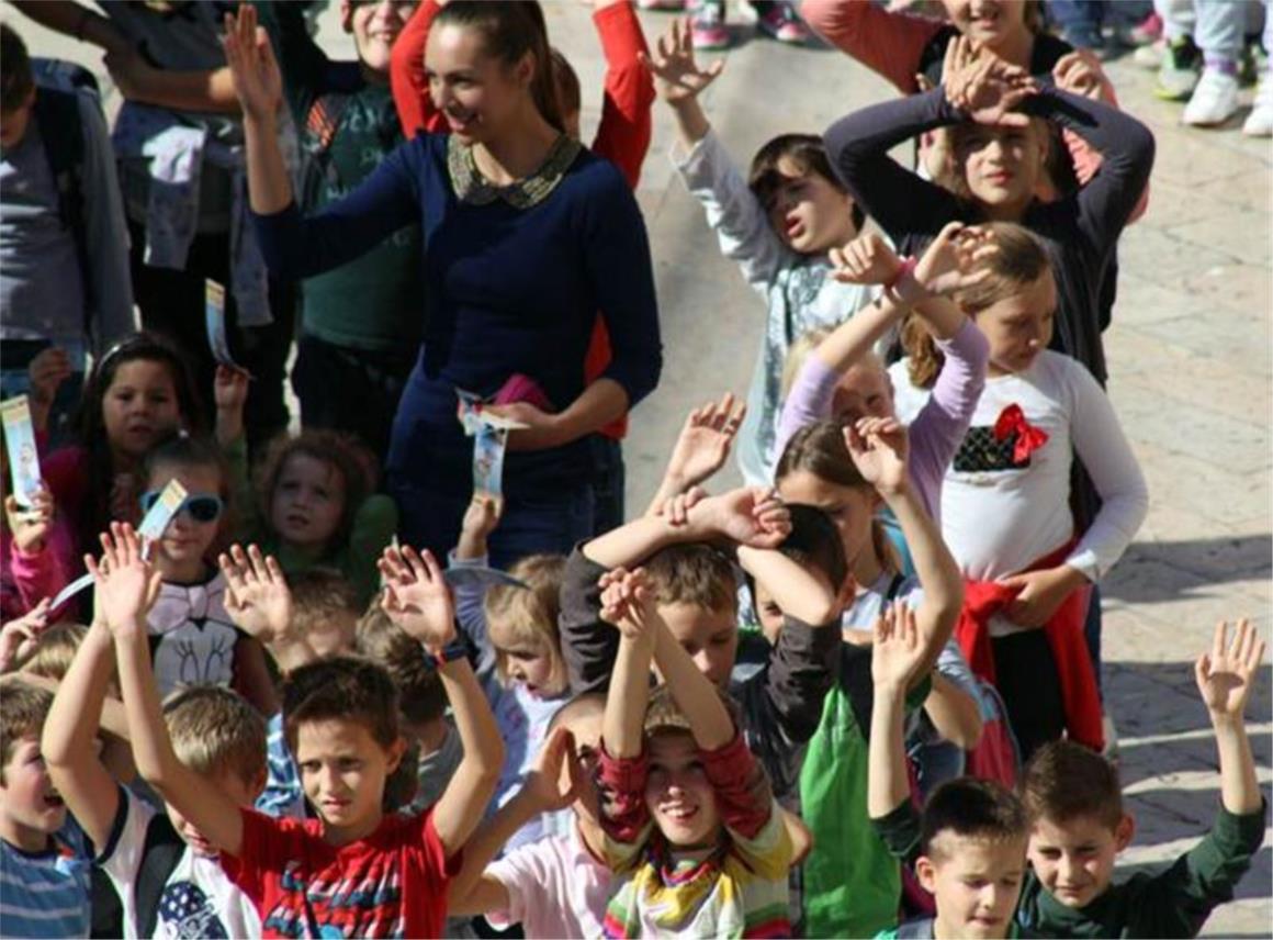 Milenijska fotografija 'Čitaj mi' 0