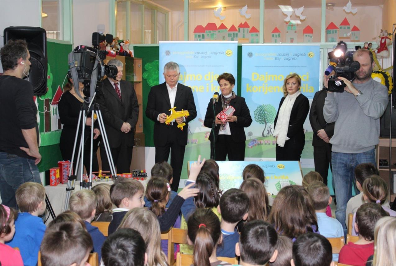 Djeca iz Pčelice dobila tradicijske drvene igrače