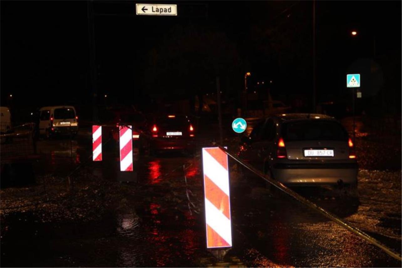 Komunalni problemi-puknuće cijevi Gruž 0