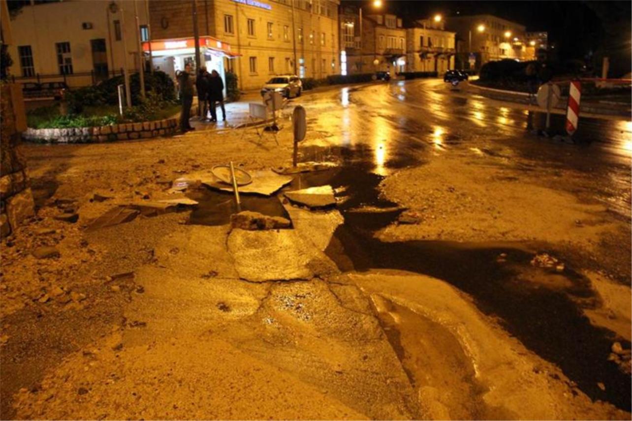 Komunalni problemi-puknuće cijevi Gruž 0