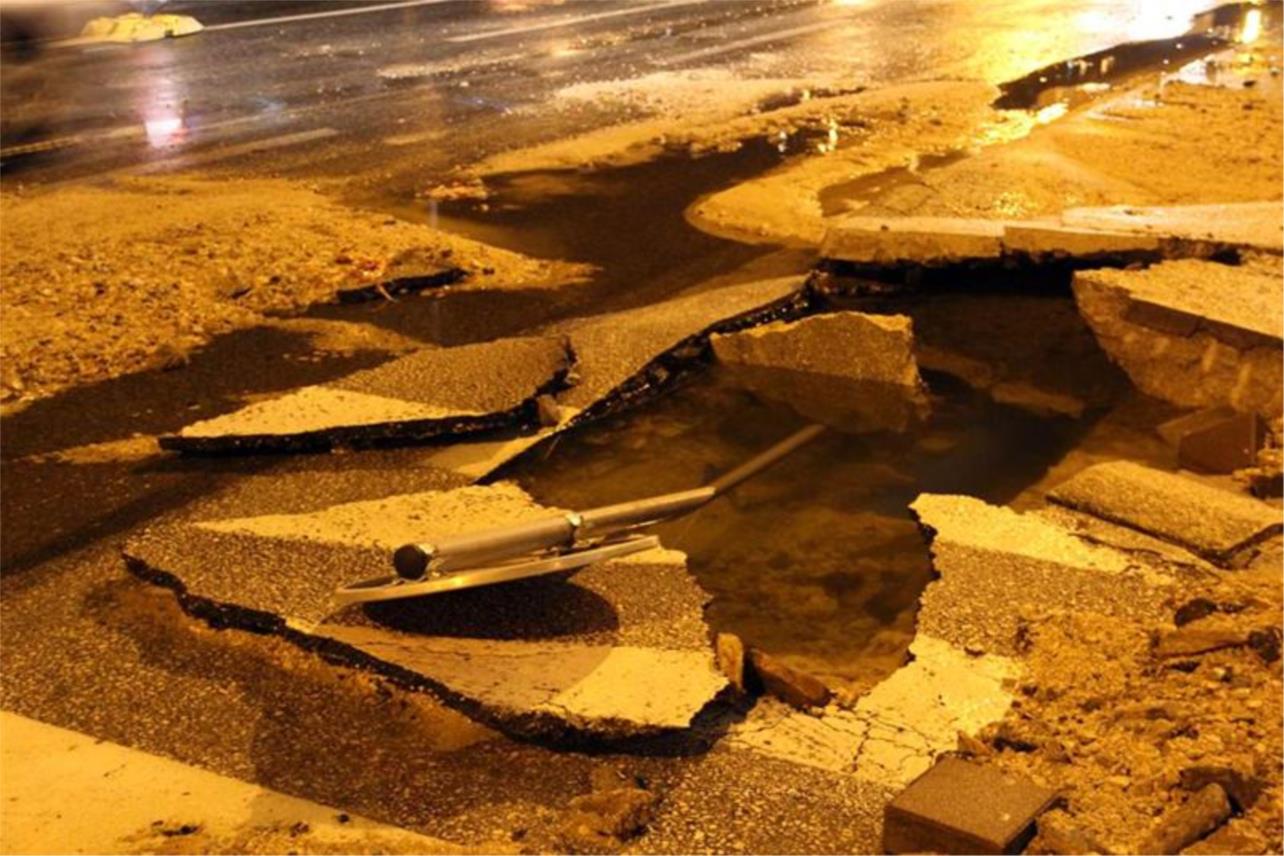 Komunalni problemi-puknuće cijevi Gruž 0