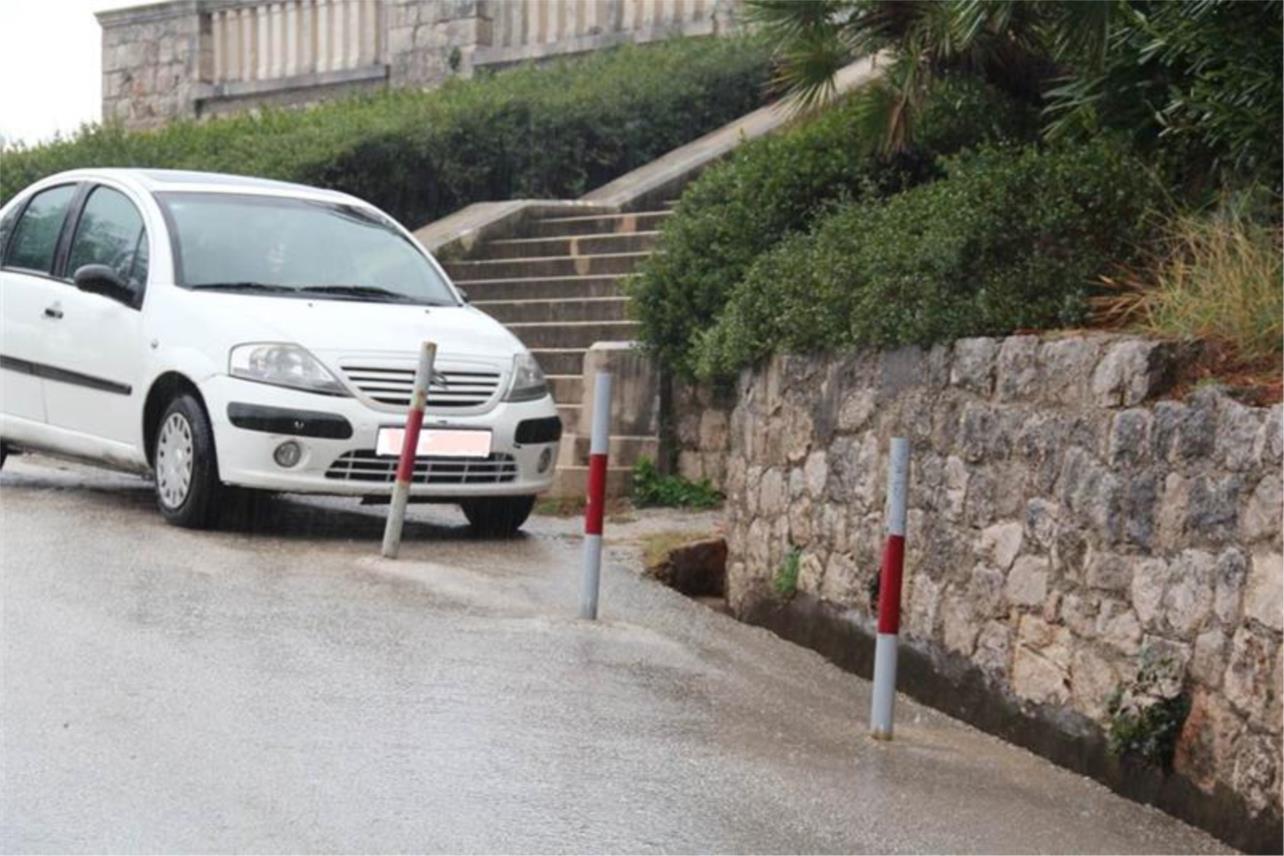 Parking Gradac 0