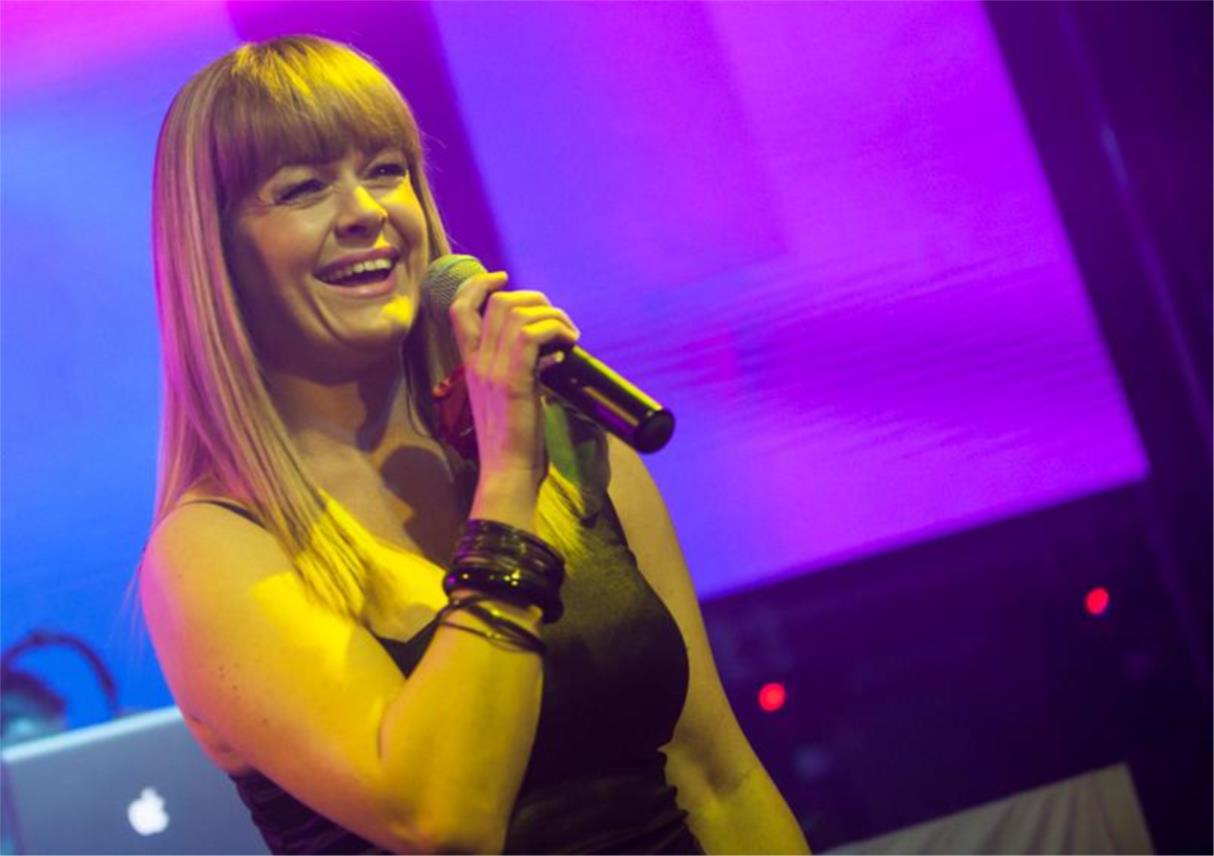 Minea, Ella i I Bee u Revelinu 0