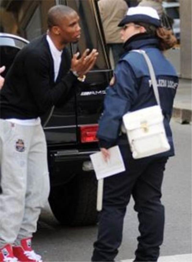 etoo_i_policajka_1.jpg