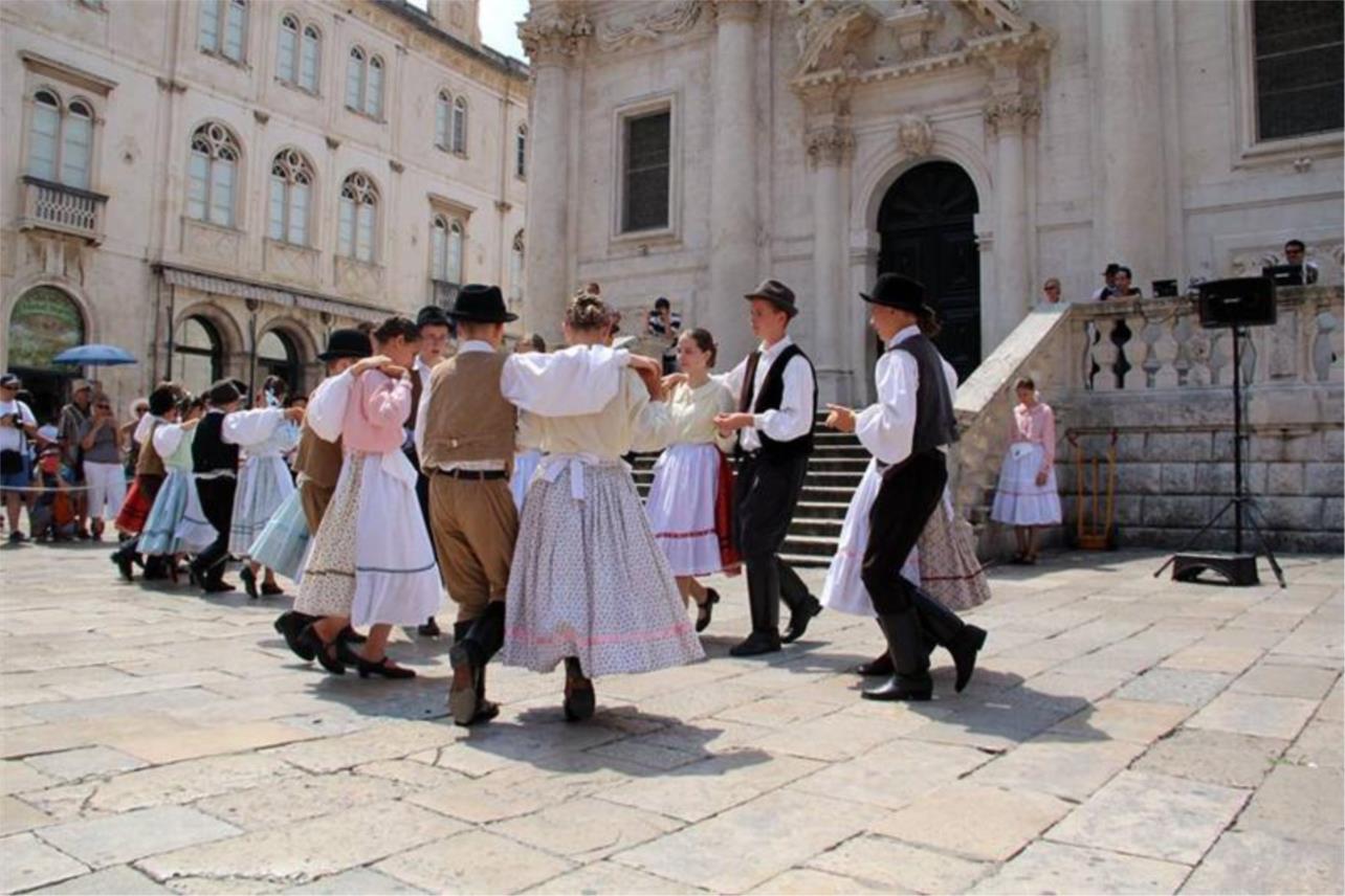 'Csicsergök folk dance group' 0