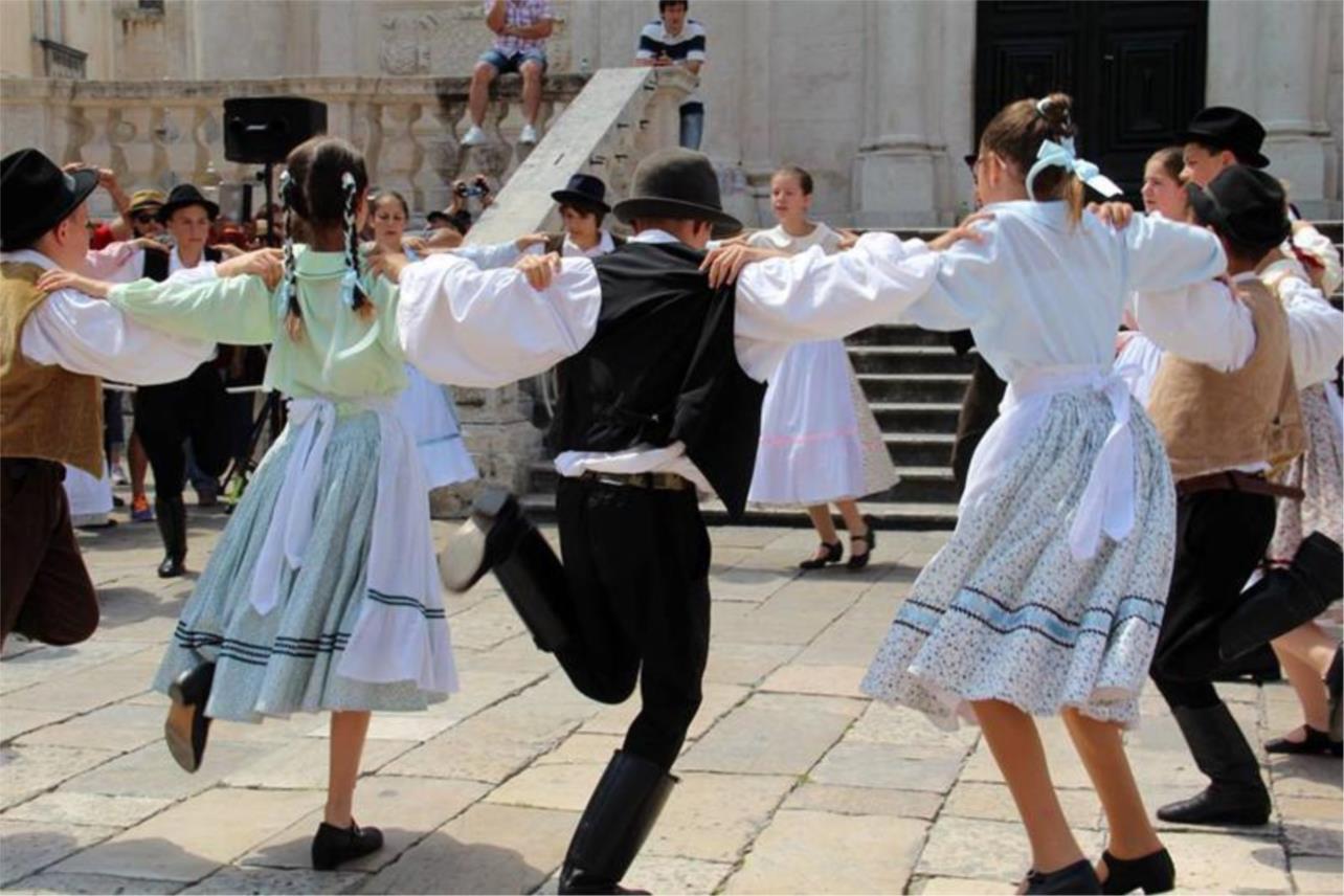 'Csicsergök folk dance group' 0