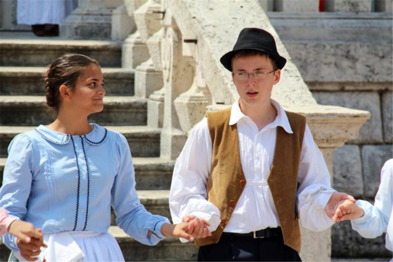 'Csicsergök folk dance group' 0