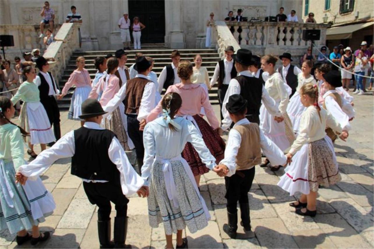 'Csicsergök folk dance group' 0