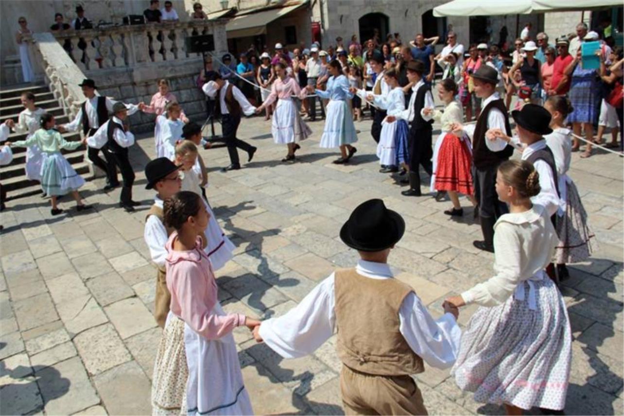'Csicsergök folk dance group' 0