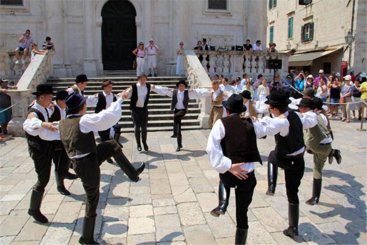 'Csicsergök folk dance group' 0