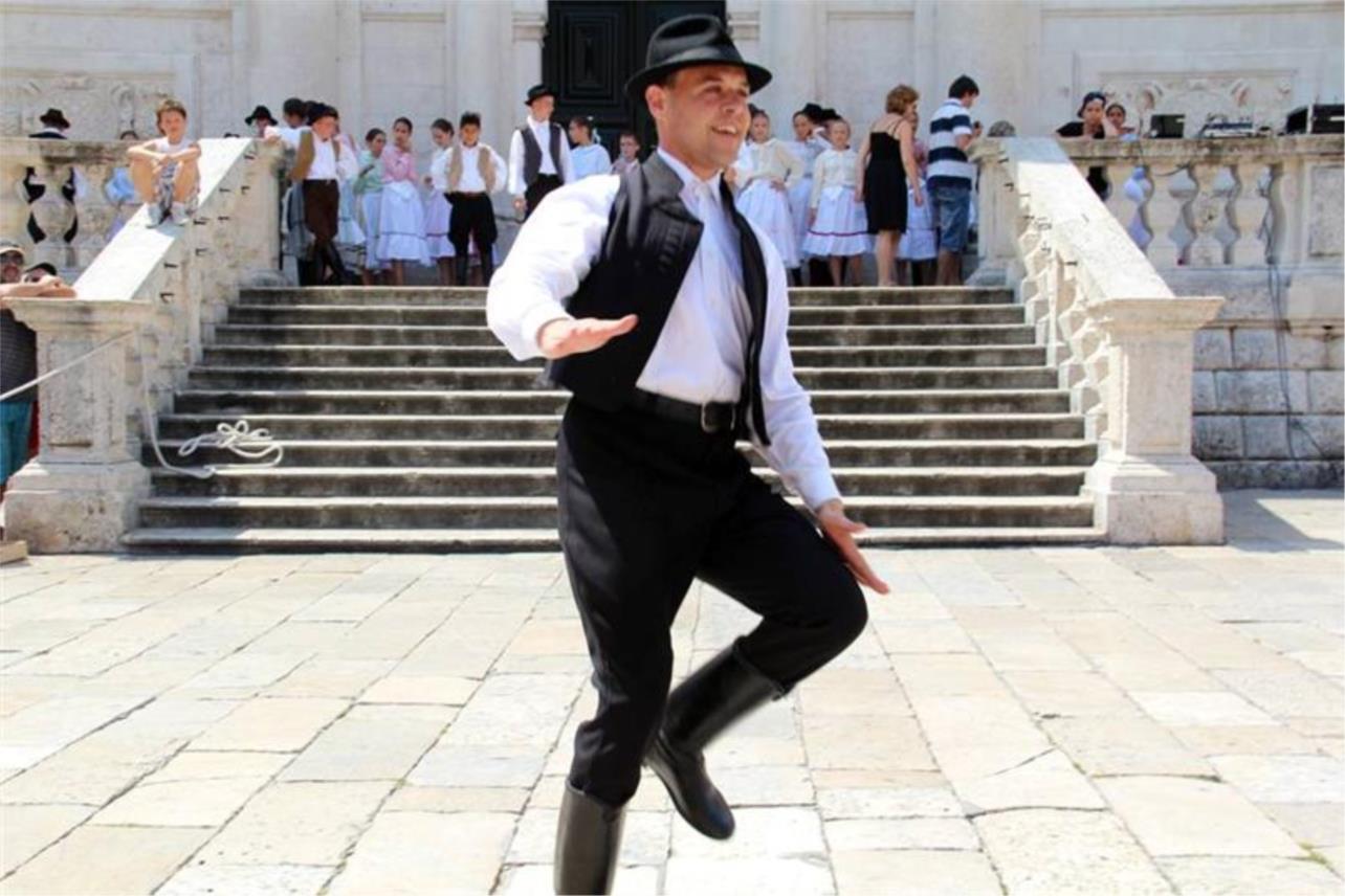 'Csicsergök folk dance group' 0
