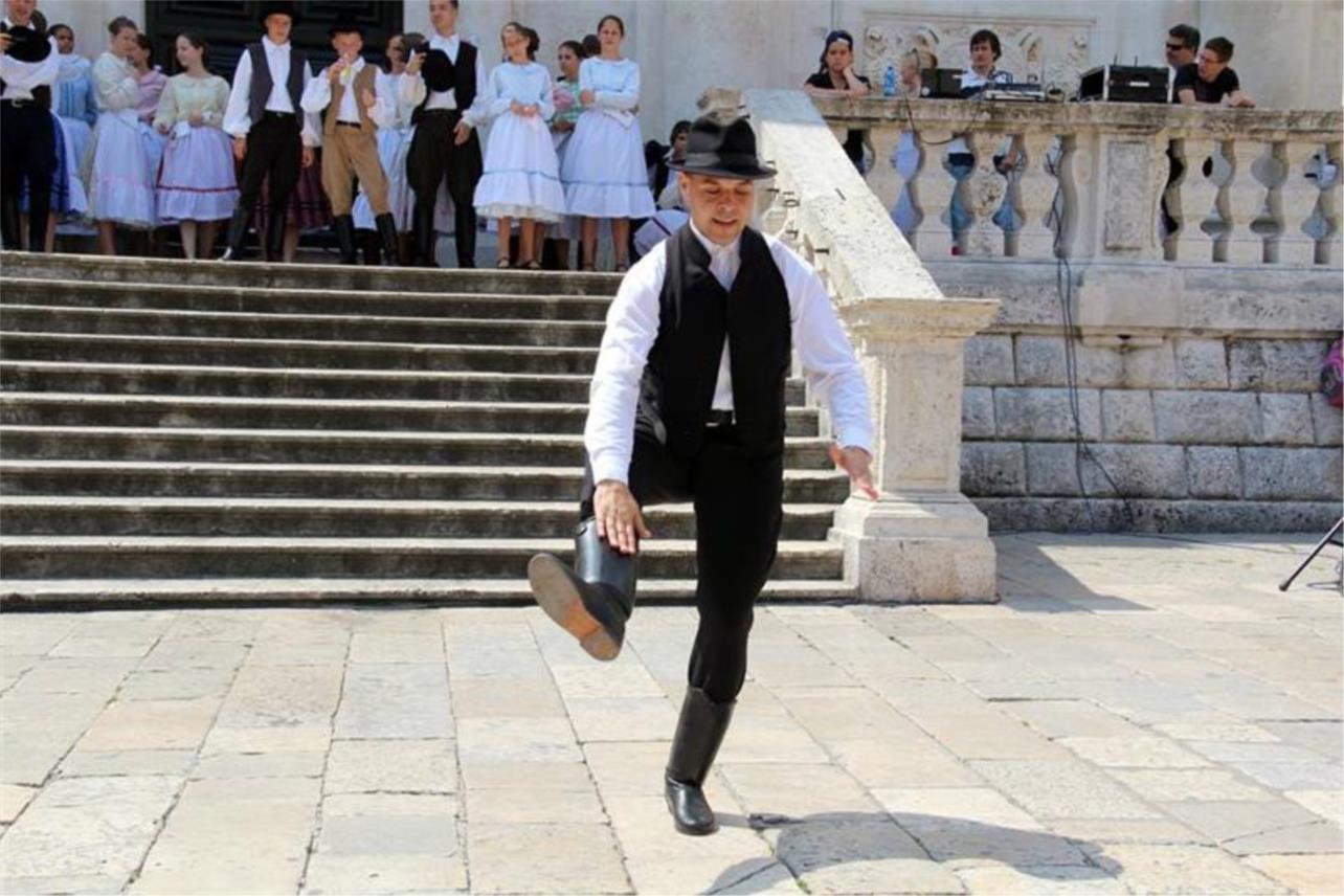 'Csicsergök folk dance group' 0