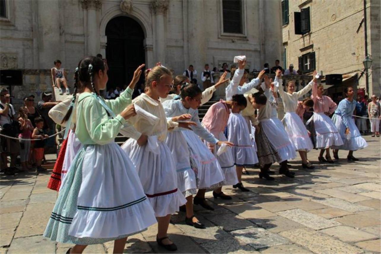 'Csicsergök folk dance group' 0