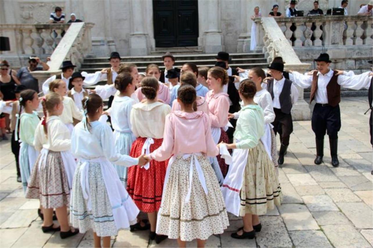 'Csicsergök folk dance group' 0
