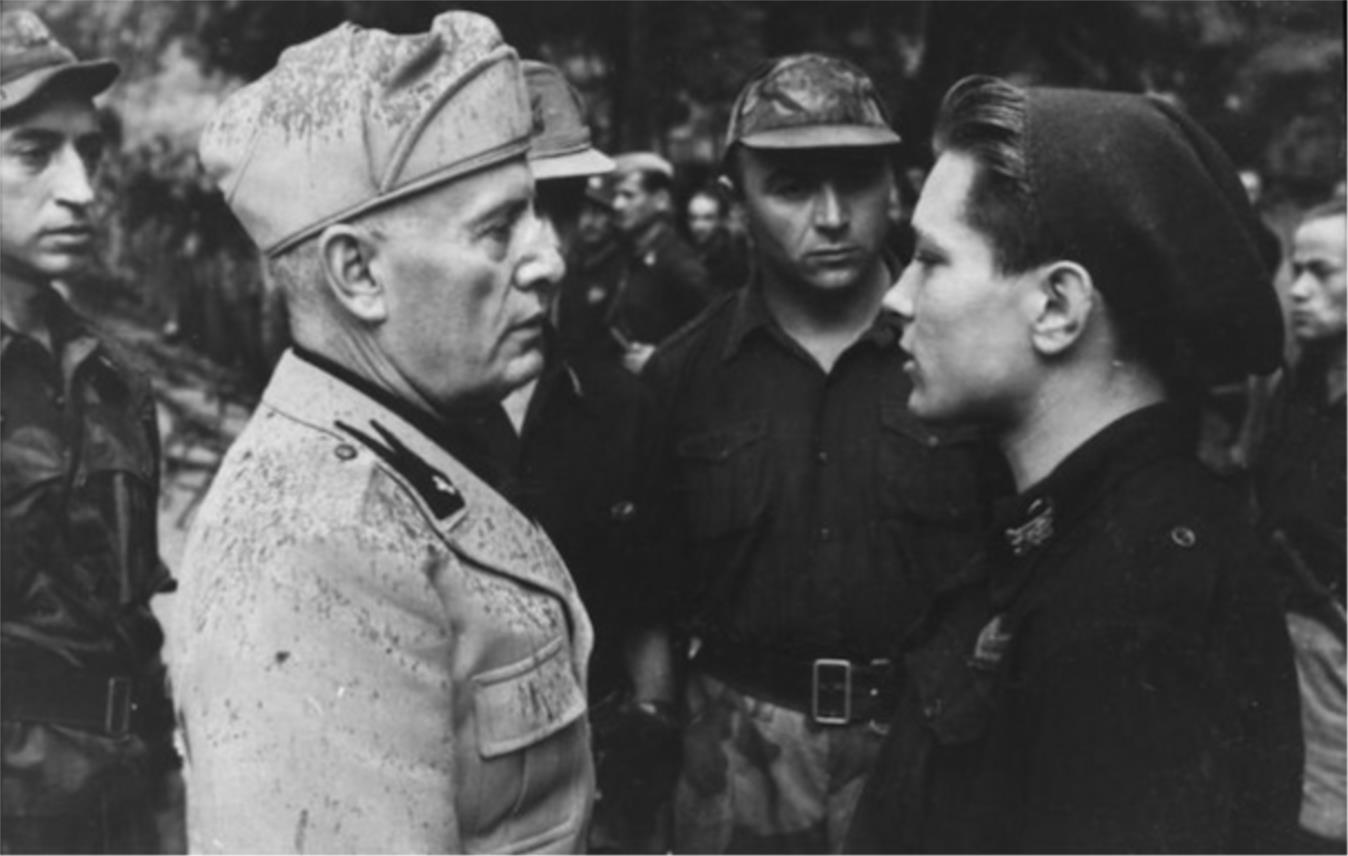 bundesarchiv_bild_101i-316-1181-11_italien_benito_mussolini_mit_italienischen_soldaten.jpg