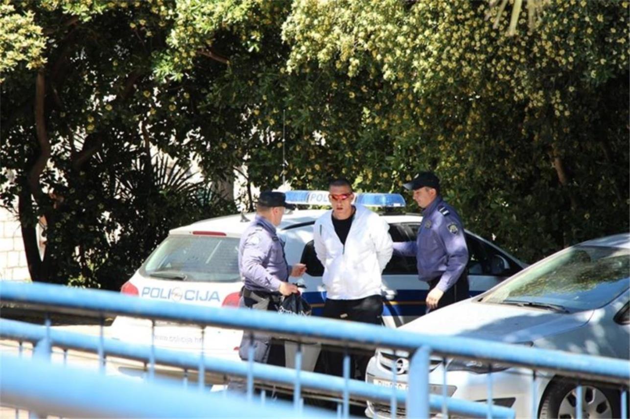 Policija hapšenje 0