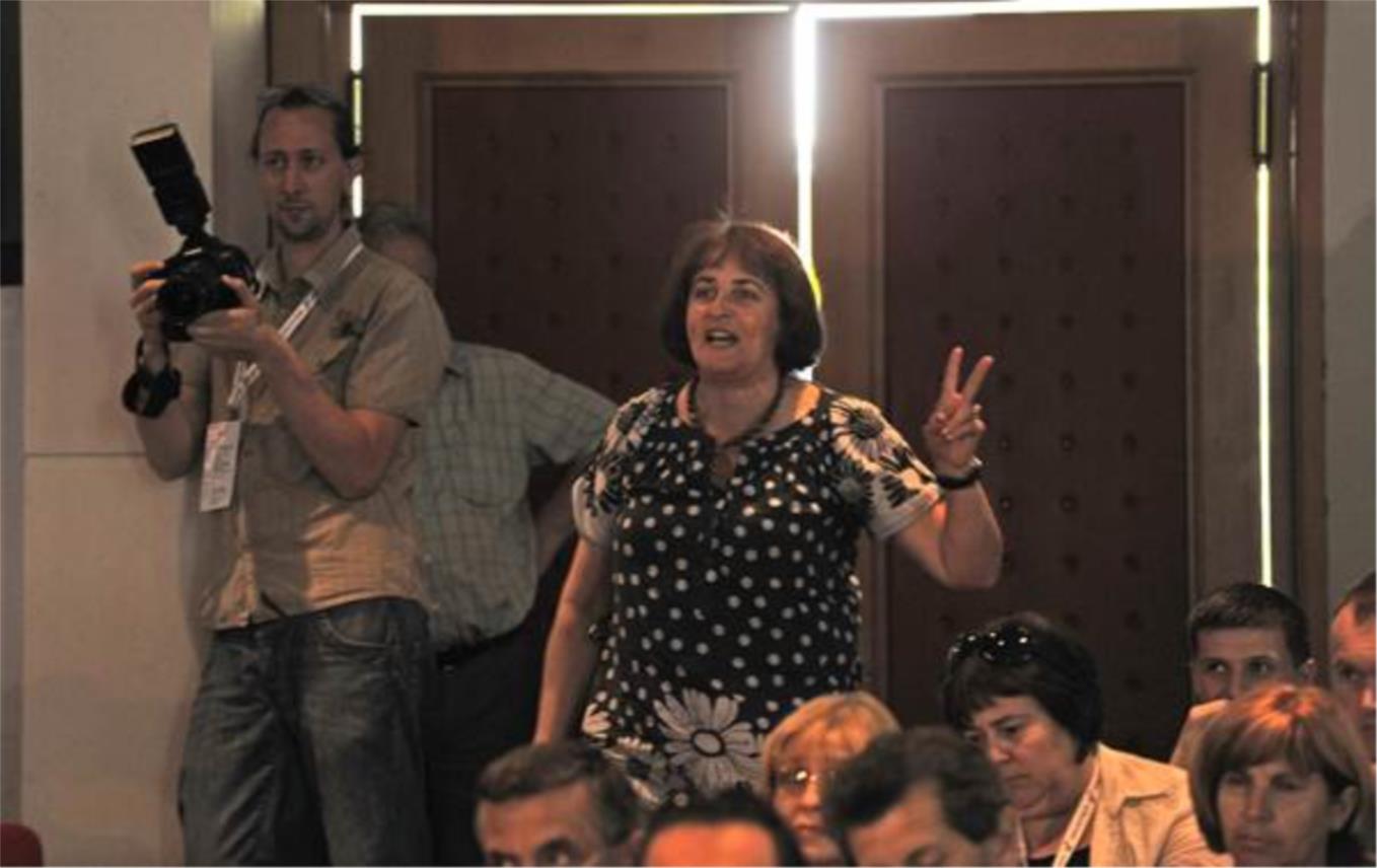 Žena prekinula Kosor uzvikujući parole 'Živjela suverena Hrvatska! Ovo je veleizdaja!' i 'Nećemo u EU'.