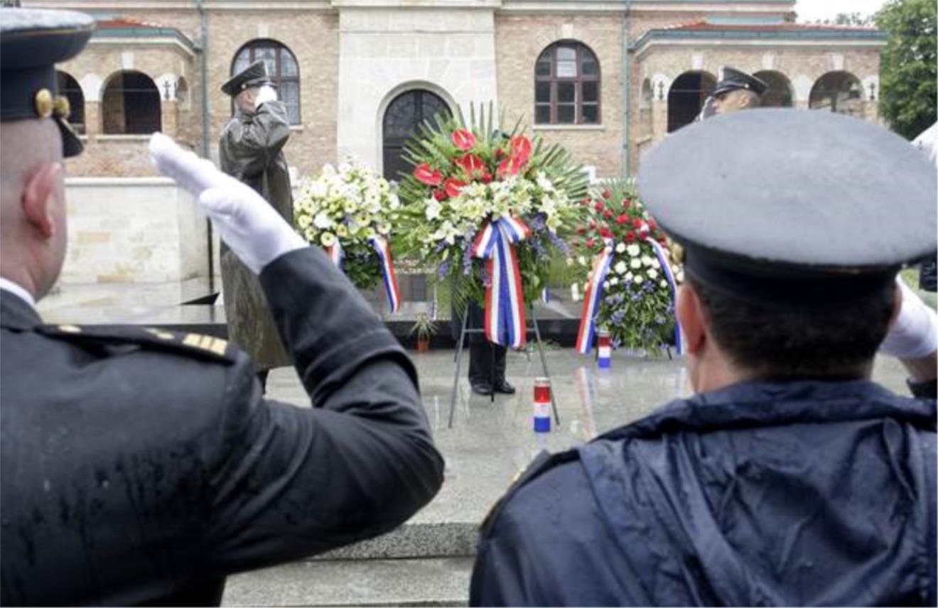 Državni vrh položio vijence na Mirogoju povodom 20. obljetnice osnutka oružanih snaga RH