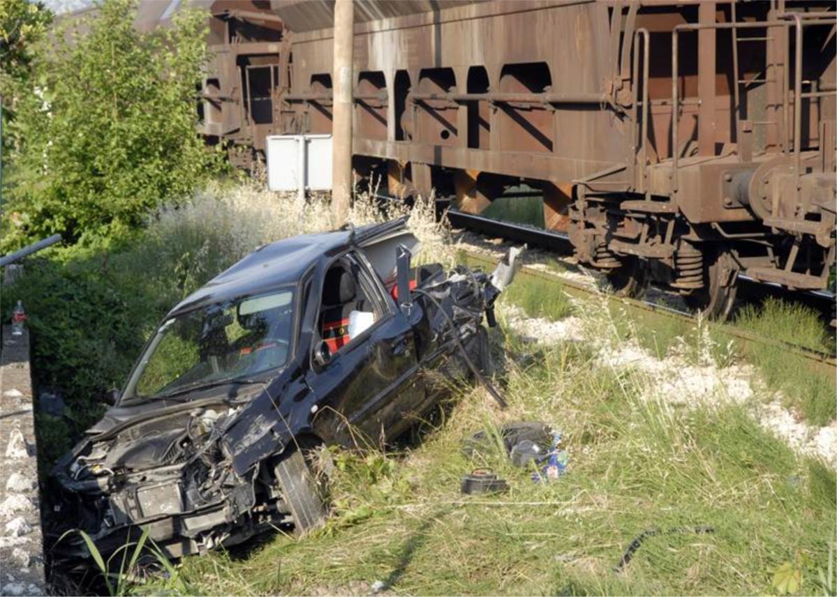 Metković: Teretni vlak se zabio u automobil