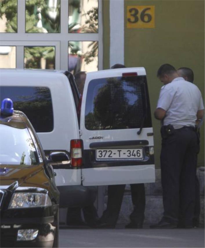 Policajci uvode Glavasa u automobil