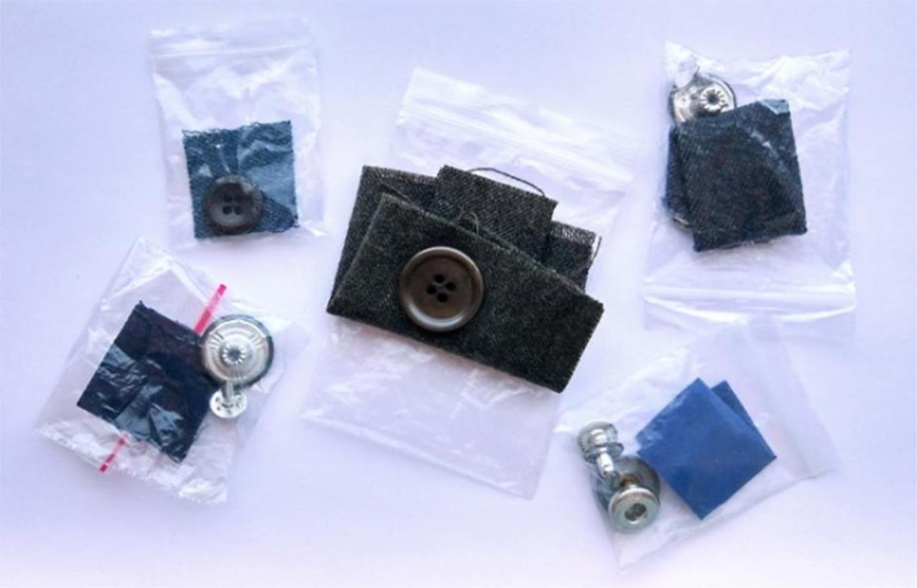 Vrećica s tkaninom i gumbima uz novu odjeću