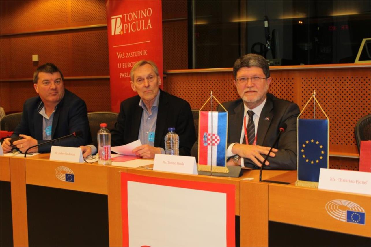Bruxelles- na Svjetski dan voda lansiran WaSaC projekt - na slici zastupnik Picula s predstavnicima švedskih i irskih otoka