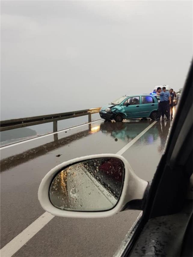 Nesreća kod skretanja za bosnaku, sudar dva automobila 0