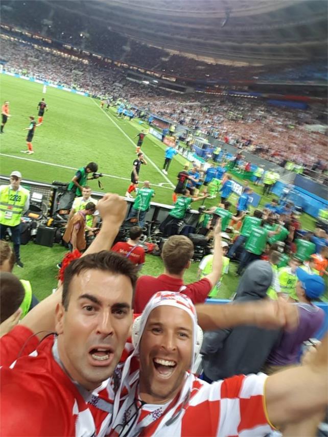političari na stadionu