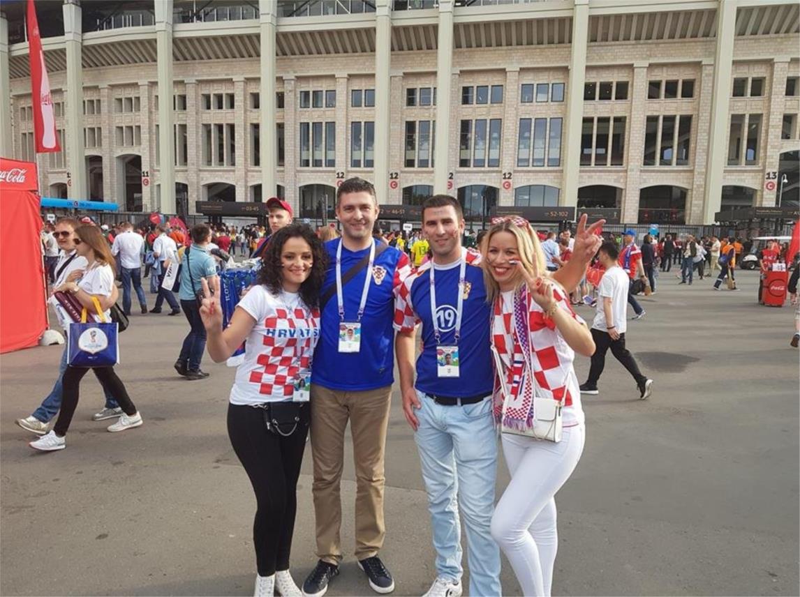 političari na stadionu