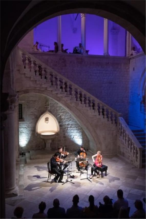 Atrij kneževa dvora, koncert