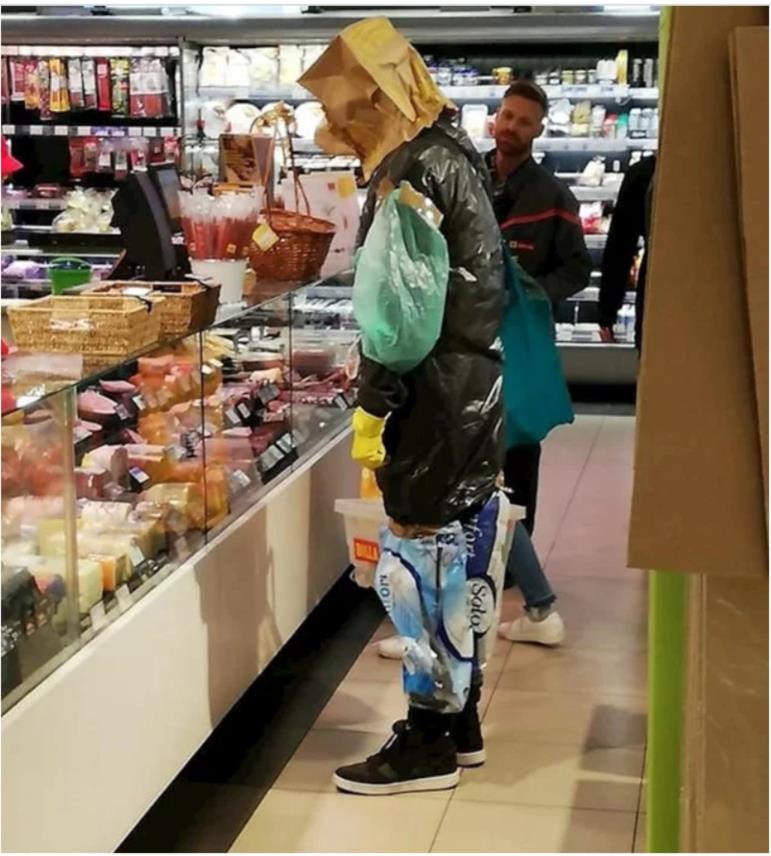 Ušao u supermarket u improviziranom zaštitnom odijelu, pogledajte kako je plaćao na blagajni