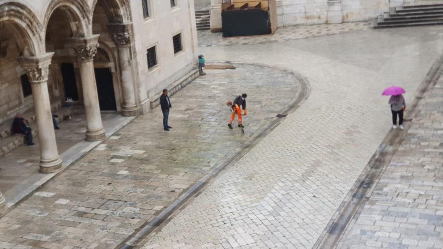 Košenje trave na Stradunu